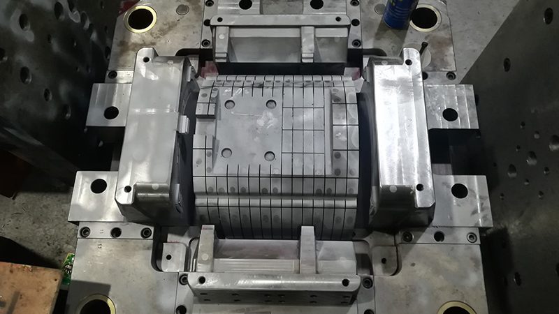 汽车塑胶模具材质选择的关键因素解析